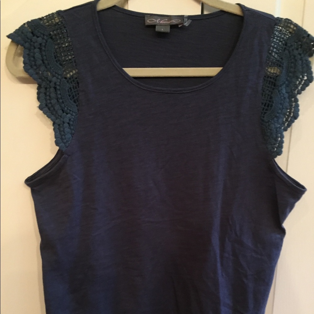 Tee shirt with crochet cap sleeves